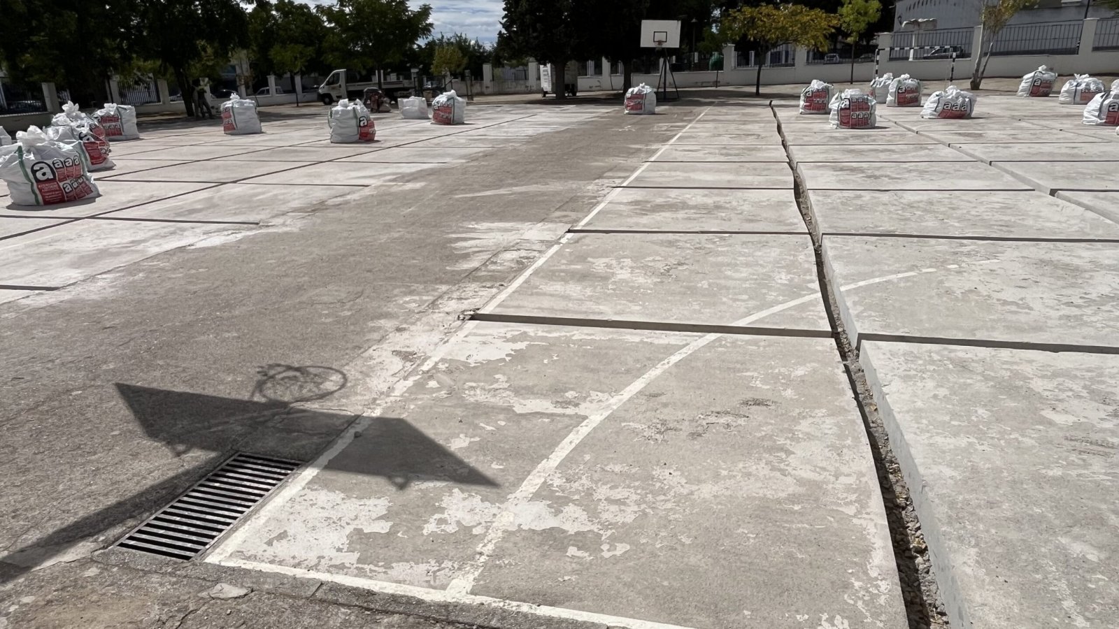 Imagen de la noticia: Hinojosa del Duque retirará el amianto de colegios y edificios municipales por 71.372 euros