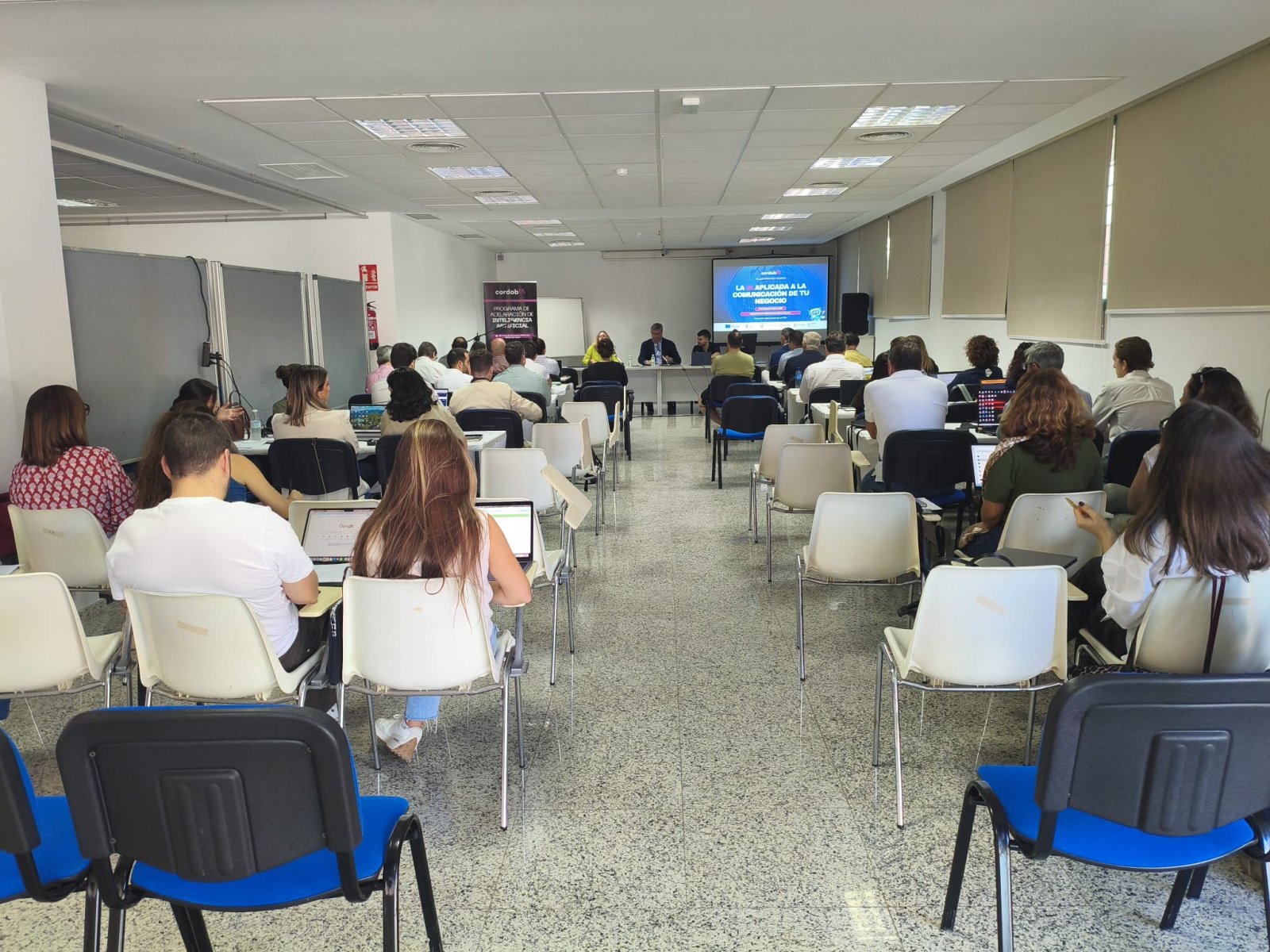 Imagen de la noticia: Puente Genil acoge un taller de IPRODECO para aplicar la IA a la comunicación de los negocios