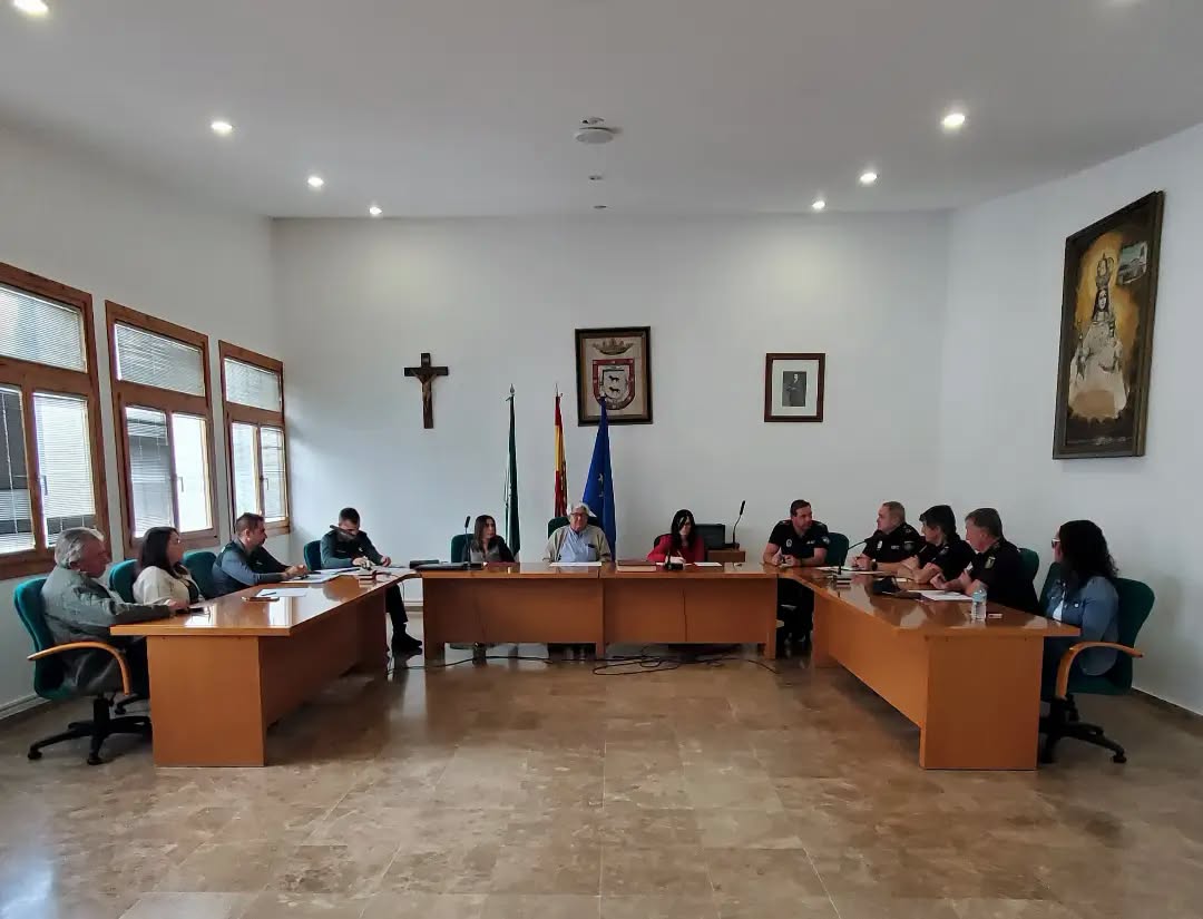 Imagen de la noticia: Adamuz refuerza los turnos de la Policía Local y la Guardia Civil para la campaña del olivar