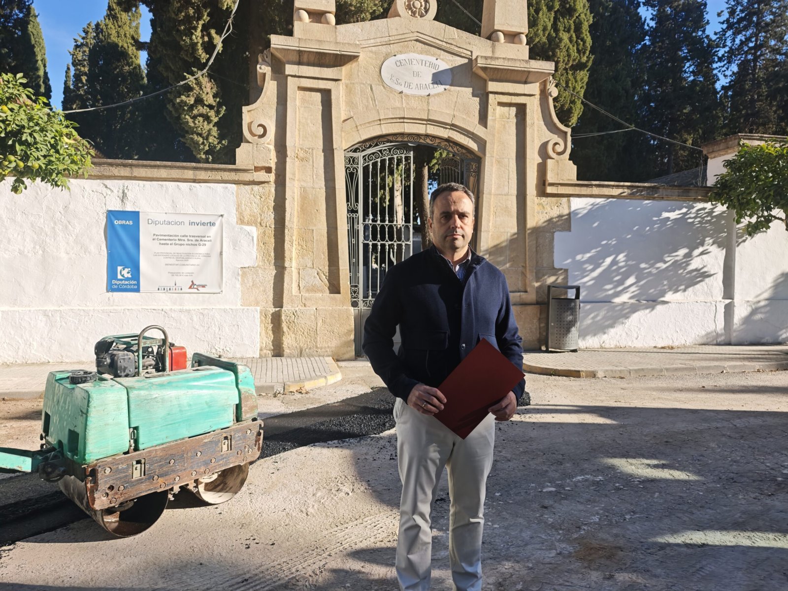 Imagen de la noticia: Lucena pavimenta un vial y renueva cubiertas en el cementerio Virgen de Araceli