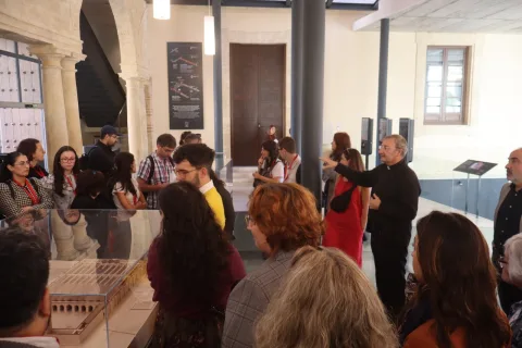 Imagen de la noticia: Sesenta investigadores del mundo árabe visitan la Mezquita-Catedral con acceso gratuito