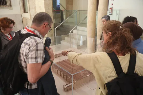 Imagen de la noticia: Sesenta investigadores del mundo árabe visitan la Mezquita-Catedral con acceso gratuito