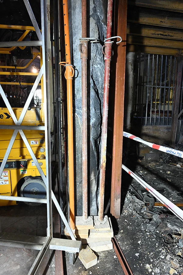Imagen de la noticia: La Mezquita-Catedral recupera la columna dañada y retoma su rehabilitación