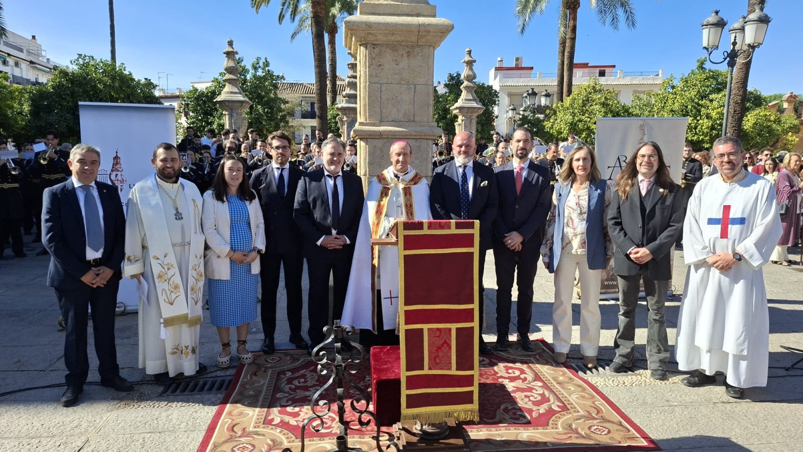 Imagen de la noticia: El obispo bendice el triunfo del Alpargate restaurado, ya en su plaza
