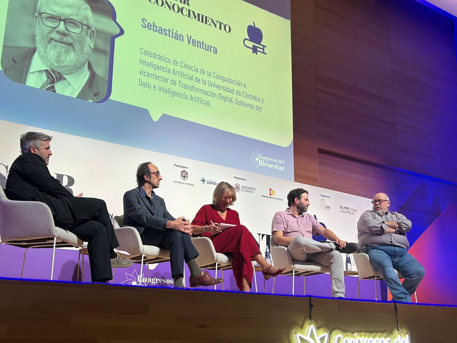 Cinco personas sentadas en butacas sobre un escenario, ante una pantalla con la foto y el nombre de Sebastián Ventura.