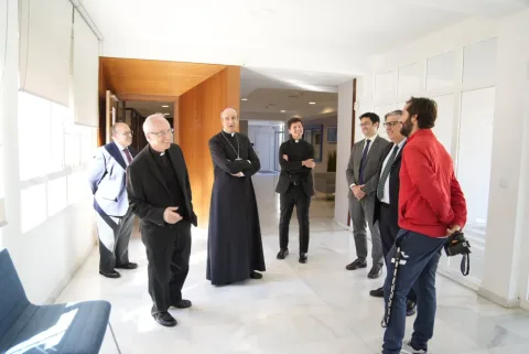 Imagen de la noticia: El obispo de Córdoba visita los colegios El Encinar y Ahlzahir