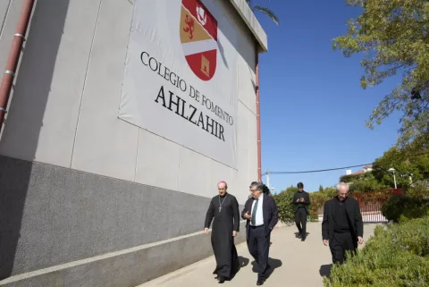 Imagen de la noticia: El obispo de Córdoba visita los colegios El Encinar y Ahlzahir