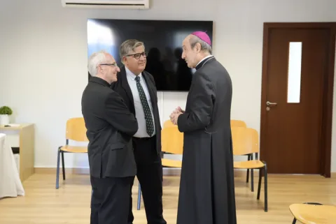 Imagen de la noticia: El obispo de Córdoba visita los colegios El Encinar y Ahlzahir