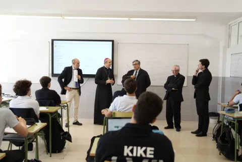 Imagen de la noticia: El obispo de Córdoba visita los colegios El Encinar y Ahlzahir