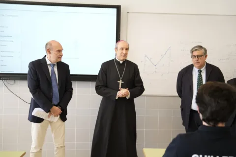 Imagen de la noticia: El obispo de Córdoba visita los colegios El Encinar y Ahlzahir