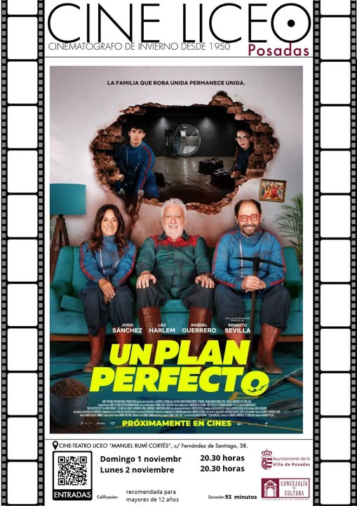 Cartel de la película Un plan perfecto sobre un cine, con una familia sentada en un sofá y un boquete en la pared.
