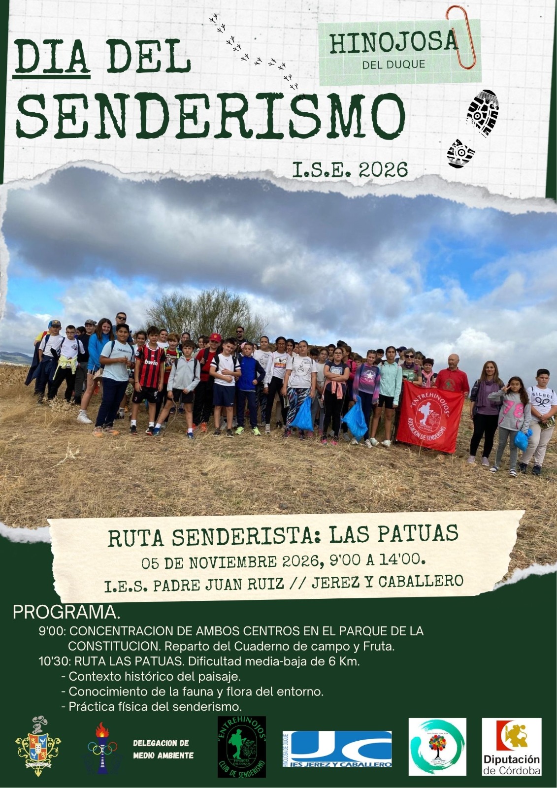 Cartel del Día del Senderismo con un grupo de escolares posando en un campo seco bajo un cielo nublado.