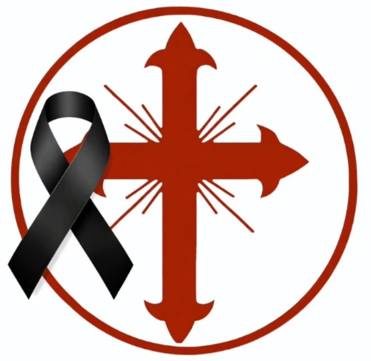 Cruz roja con rayos sobre un círculo del mismo color y un lazo negro de luto en el lado izquierdo.
