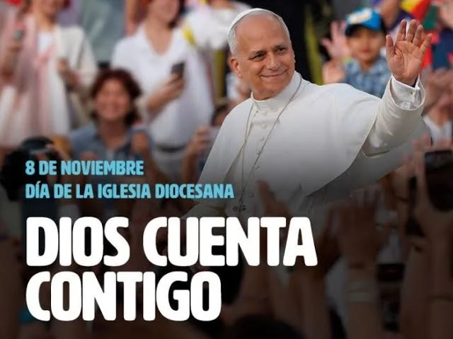 Un hombre vestido de blanco saluda con la mano entre una multitud, con el texto 8 de noviembre, Día de la Iglesia Diocesana y Dios cuenta contigo.