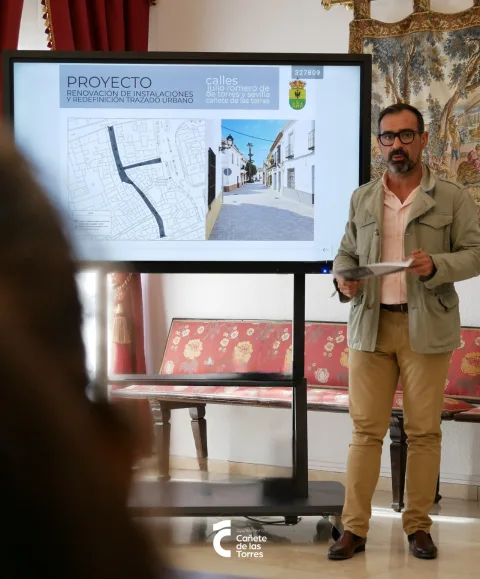 Imagen de la noticia: Cañete escucha a los vecinos de Sevilla y Julio Romero antes de las obras