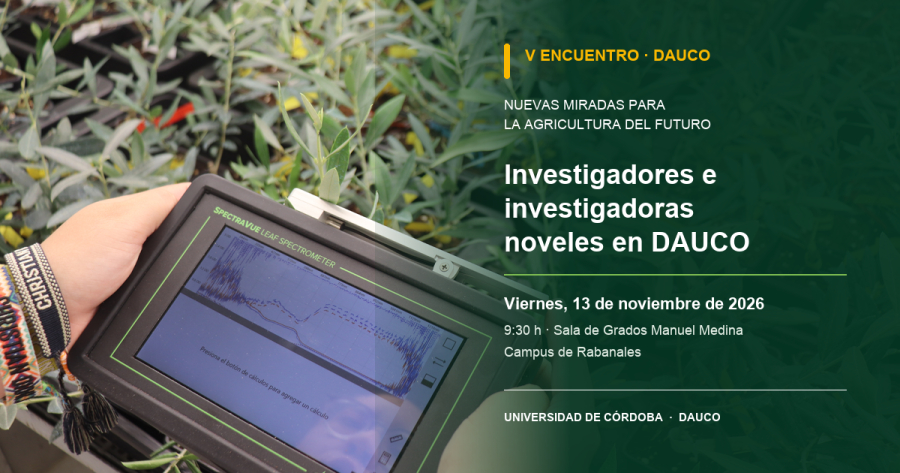 Una mano sostiene un espectrómetro portátil con una gráfica en su pantalla, junto a plántulas, con un cartel de un encuentro sobre agricultura.