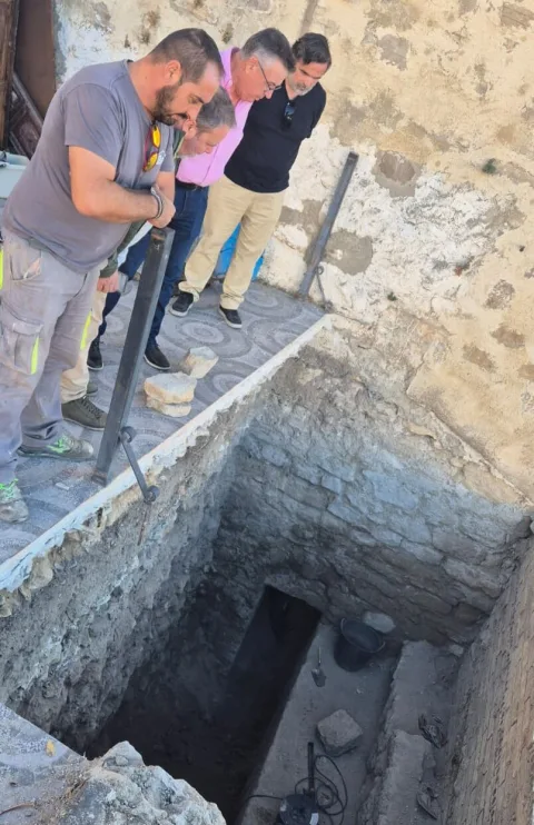 Imagen de la noticia: Un paso de ronda oculto sale a la luz en la alcazaba de Iznájar